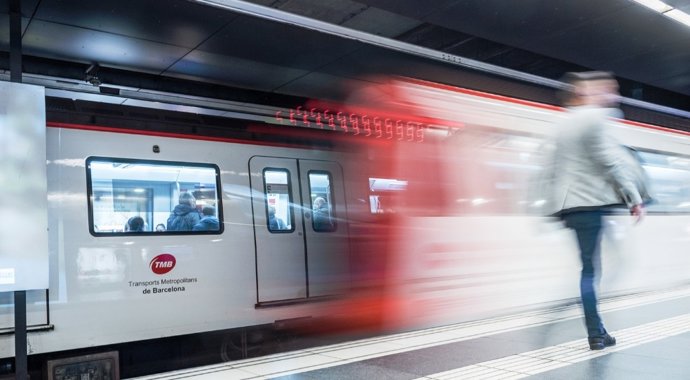 Archivo - Un Metro de Barcelona, en una imagen de archivo