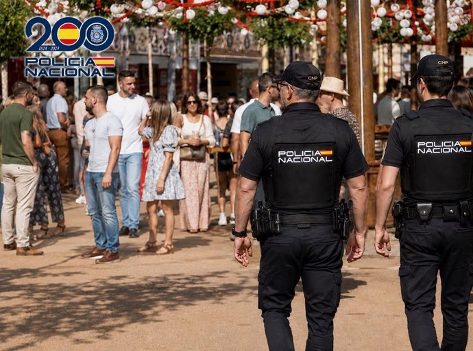 Agentes de Policía Nacional en la feria.