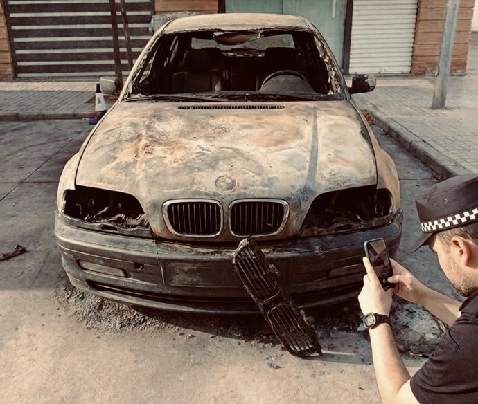 Vehículo abandonado en una calle de Córdoba.