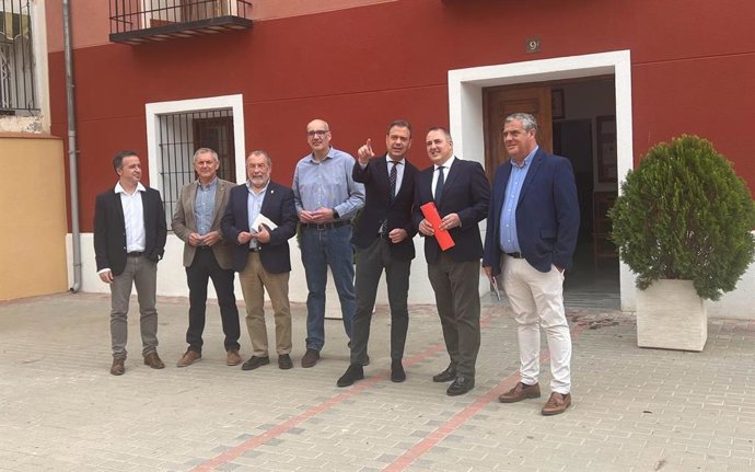 El consejero de Presidencia, Juventud, Acción Exterior y Emergencias, Marcos Ortuño, y el director general de Administración Local, Francisco Abril, tras una reunión con alcaldes de ayuntamientos de municipios con menos de 5.000 habitantes