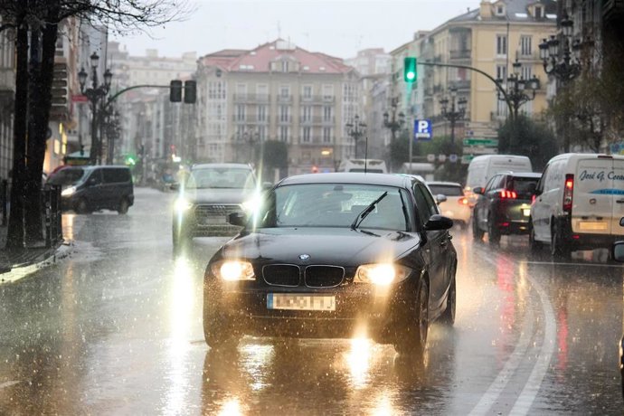 Archivo - Varios coches circulan por una carretera mojada, a 16 de enero de 2023, en Santander, Cantabria (España). 