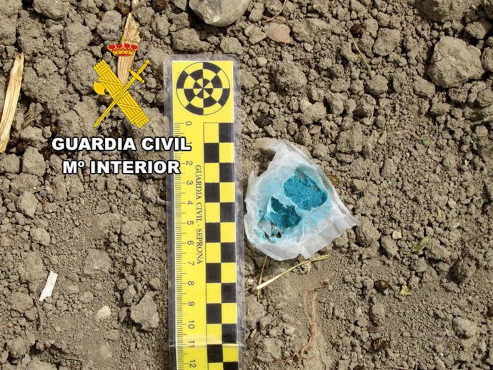 Archivo - Una de las bolsitas con raticidas encontradas en la parcela.