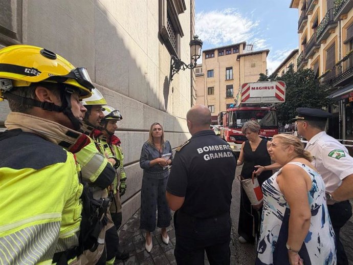 La alcaldesa de Granada, Marifrán Carazo, junto a bomberos durante las actuaciones a consecuencia de los terremotos de mediados de agosto de 2026 en Granada y su área metropolitana.