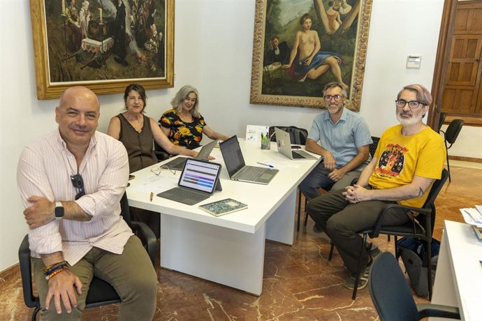 Gabriel Duque (izda.) preside la reunión de la comisión de valoración del programa 'Toma Primera'.