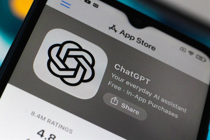 Archivo - Arquivo – 4 de julho de 2026, Canadá: Nesta ilustração fotográfica, o logotipo do ChatGPT (Chat GPT) aparece exibido na tela de um smartphone na App Store da Apple.