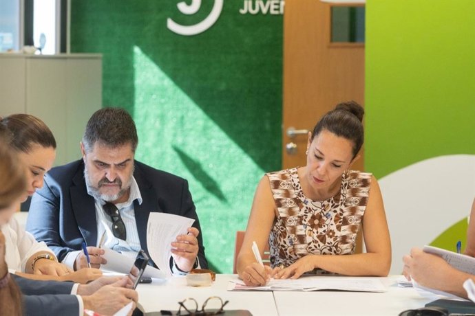 La consejera de Empleo y Turismo, Jéssica de León, y el director general de Trabajo, José Ramón Rodríguez