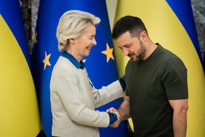 Archivo - Arquivo - 20 de setembro de 2024, Ucrânia, Kiev: Ursula von der Leyen, presidente da Comissão Europeia, e Volodymyr Zelensky, presidente da Ucrânia, apertam as mãos ao final de uma coletiva de imprensa conjunta. Foto: Christoph Soeder/dpa Pool/d