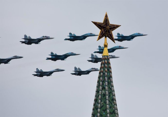 Archivo - Arquivo - 9 de maio de 2020, Rússia, Moscou: Caças russos Sukhoi Su-34, Sukhoi Su-35S e Sukhoi Su-30SM voam em formação sobre a Praça Vermelha, em Moscou, durante uma exibição aérea do Dia da Vitória, que marca o 75º aniversário da vitória sobre