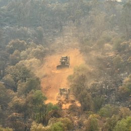 Maquinaria de Atalaya Mining trabajando en el dispositivo del incendio de Niebla (Huelva).