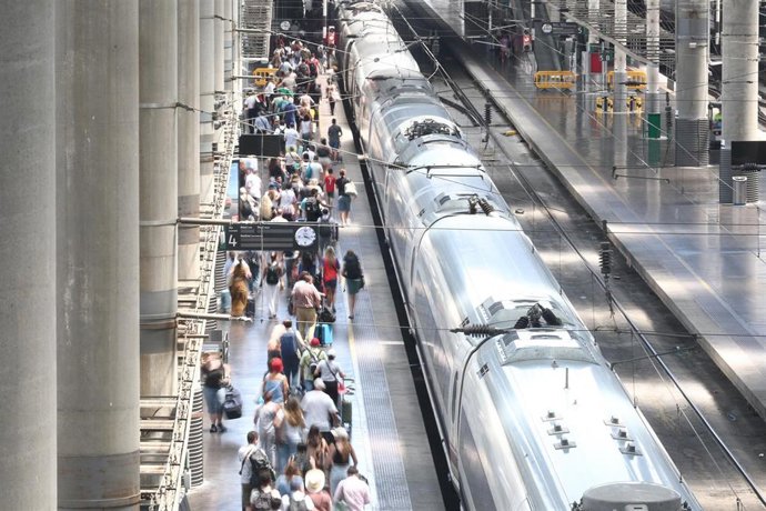 Archivo - Pasajeros en un andén de la estación de trenes de Puerta de Atocha durante la huelga de 24 horas en el transporte ferroviario, a 29 de junio de 2026, en Madrid (España). 