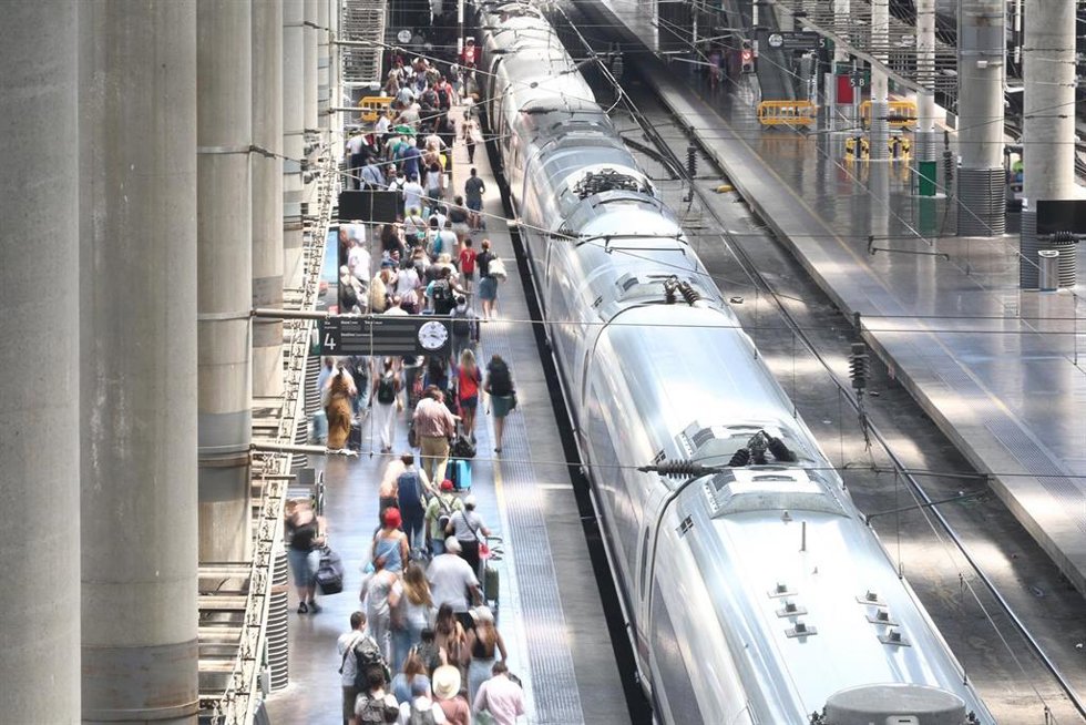 Archivo - Pasajeros en un andén de la estación de trenes de Puerta de Atocha durante la huelga de 24 horas en el transporte ferroviario, a 29 de junio de 2026, en Madrid (España). 