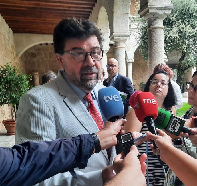 Archivo - El secretario general de la Creex, Javier Peinado, atiende a los medios de comunicación, en una imagen de archivo.