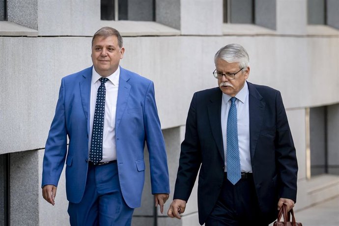 El expresidente de Correos y exjefe de gabinete de Pedro Sánchez en el PSOE, Juan Manuel Serrano (i), a su llegada a la Audiencia Nacional, a 18 de agosto de 2026, en Madrid (España). 