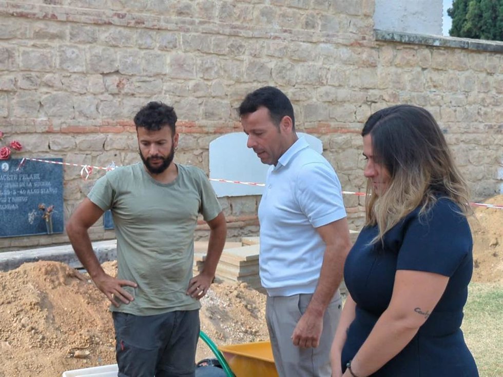 El vicepresidente segundo de la Diputación, Javier Perales (c), en una visita a la fosa.