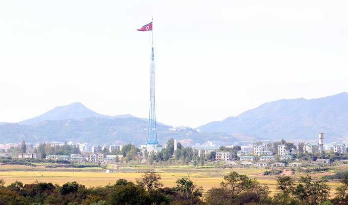 Archivo - Arquivo - Imagem de arquivo de uma bandeira da Coreia do Norte.