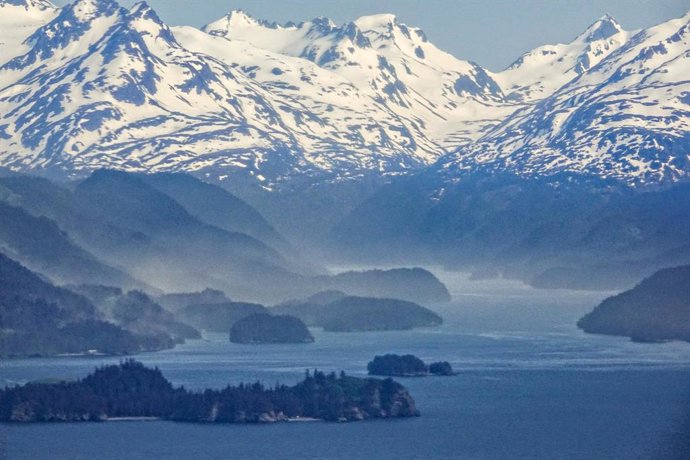 Archivo - Arquivo - 18 de junho de 2023, Homer, AK, Estados Unidos: O pólen de abetos e bétulas sobe como fumaça das densas florestas intocadas da área selvagem da Baía de Kachemak, em 18 de junho de 2023, perto de Homer, no Alasca. Um tempo excepcionalme