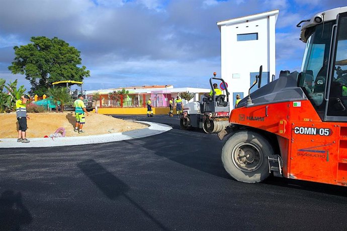 Obras de reasfaltado en la glorieta María Gutiérrez Rey, entre las avenidas Descartes y San José Obrero, en Jerez de la Frontera (Cádiz)