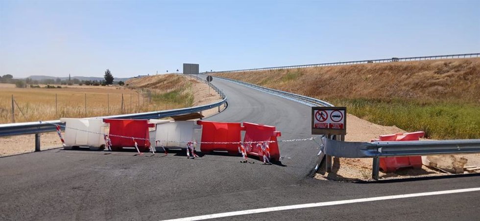Archivo - Uno de los enlaces del nuevo tramo de la autovía A-11 en la provincia de Valladolid.