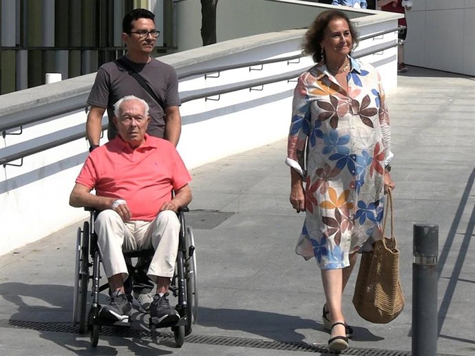 Curro Romero ha recibido el alta hospitalaria este viernes 21 de agosto arropado por su mujer, Carmen Tello
