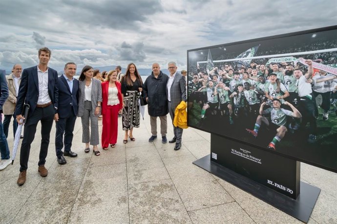 Las autoridades posan con Nacho Cubero, autor de la foto de El País del ascenso del Racing a Primera en 2026.
