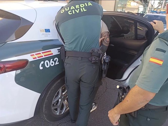 La Guardia Civil detiene a un hombre acusado de quemar varios contendedores de residuos en Arafo