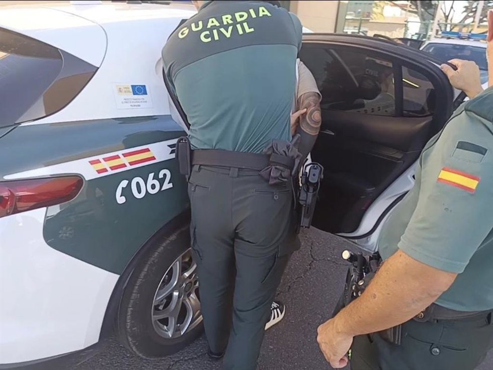 La Guardia Civil detiene a un hombre acusado de quemar varios contendedores de residuos en Arafo