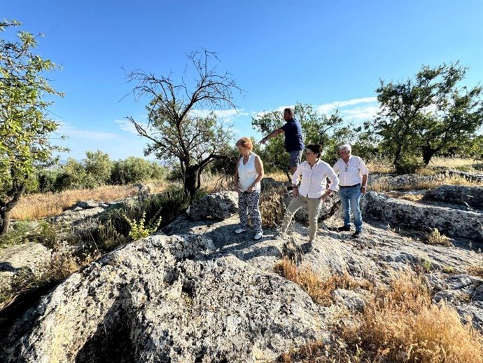 Una visita de responsables del Ayuntamiento de Fuente-Tójar al yacimiento del Cerro de las Cabezas.
