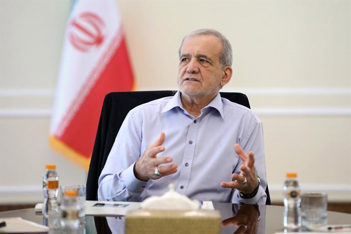15 de agosto de 2026, Teerã, Irã: O presidente iraniano MASOUD PEZESHKIAN participa de uma reunião dos chefes dos três poderes do governo em Teerã.