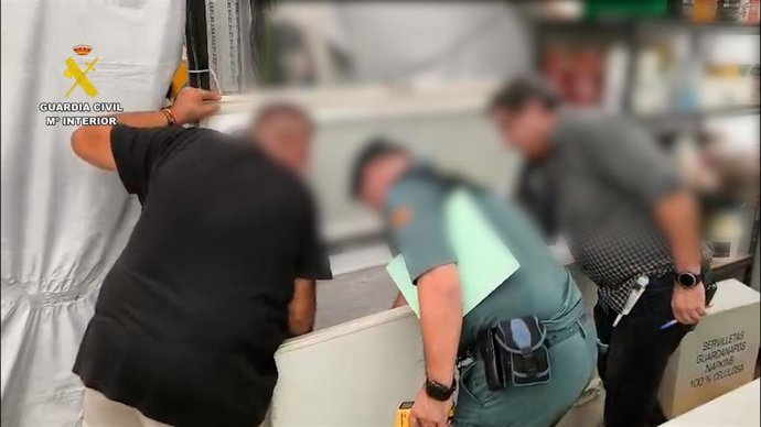 La Guardia Civil, a través del (Seprona y el Destacamento de Fiscal y Fronteras, con la colaboración de Inspectores de Salud de la Junta de Andalucía, realizan inspecciones en casetas y establecimientos ambulantes de la feria de Puente Genil.