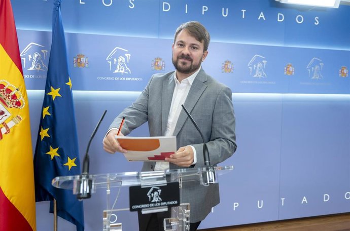 Archivo - El diputado de Compromís y portavoz adjunto de Sumar en el Congreso, Alberto Ibáñez, durante una rueda de prensa en el Congreso de los Diputados, a 28 de abril de 2026, en Madrid (España).