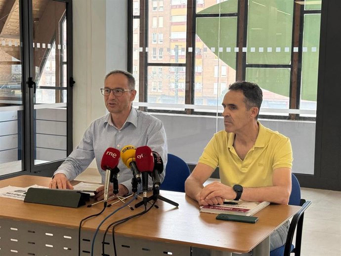 El concejal de Comercio, Mercados y Consumo, Víctor Martín, y el jefe de Servicios de Comercio y Mercados, Luis Rogel, en el Mercado Municipal de las Delicias.