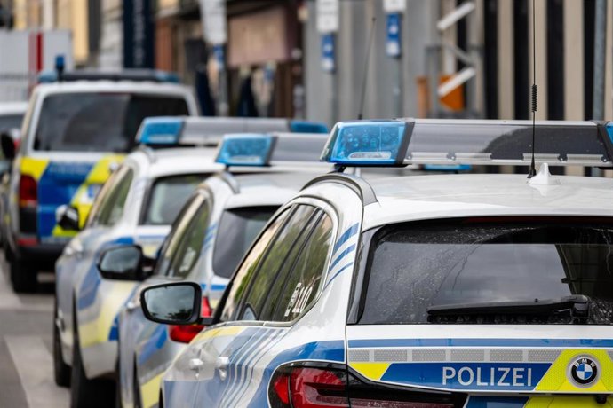  Coches de policía alemanes en las calles de Múnich.