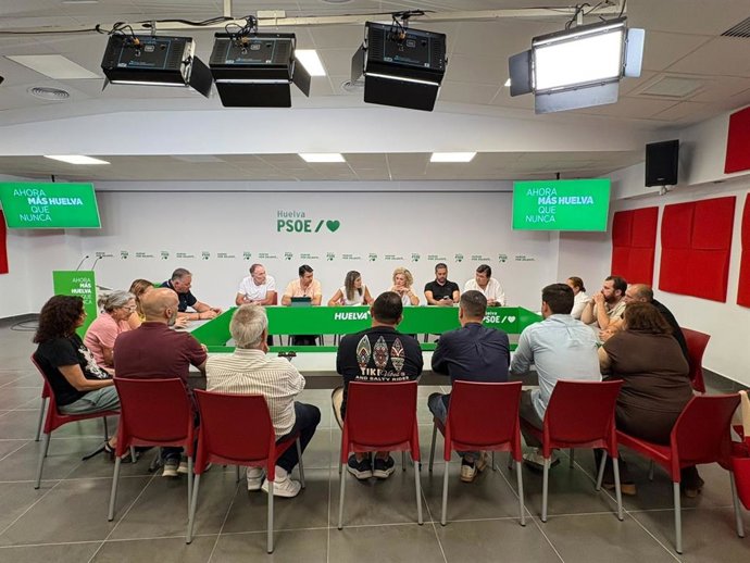 La vicesecretaria general del PSOE de Andalucía, María Márquez, junto a la secretaria general del PSOE de Huelva, María Eugenia Limón, en su reunión este viernes con alcaldes y portavoces socialistas de muncipios afectados por el incendio de Niebla.