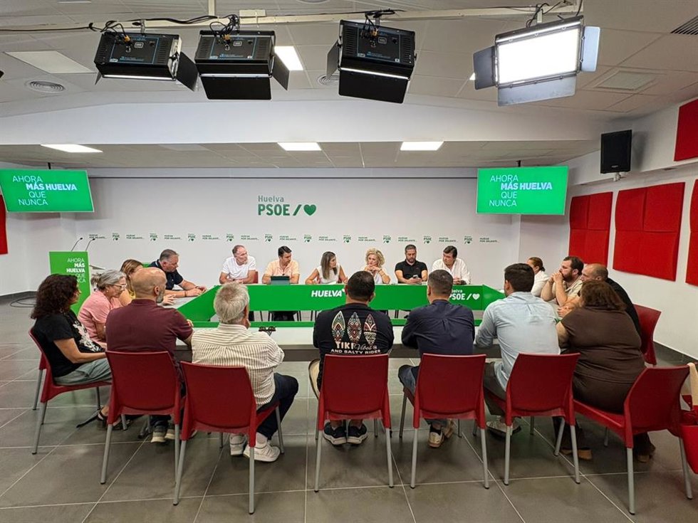 La vicesecretaria general del PSOE de Andalucía, María Márquez, junto a la secretaria general del PSOE de Huelva, María Eugenia Limón, en su reunión este viernes con alcaldes y portavoces socialistas de muncipios afectados por el incendio de Niebla.