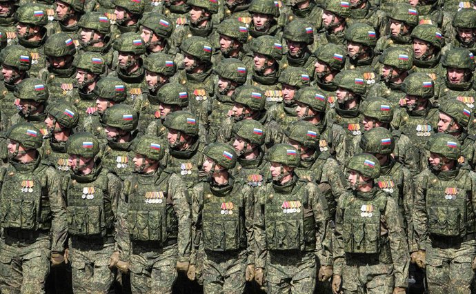 Archivo - Arquivo - Imagem de arquivo de militares russos durante um desfile.
