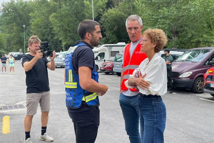 Iñaki Elías a la izquierda, ayer en el incendio de Urzainki.
