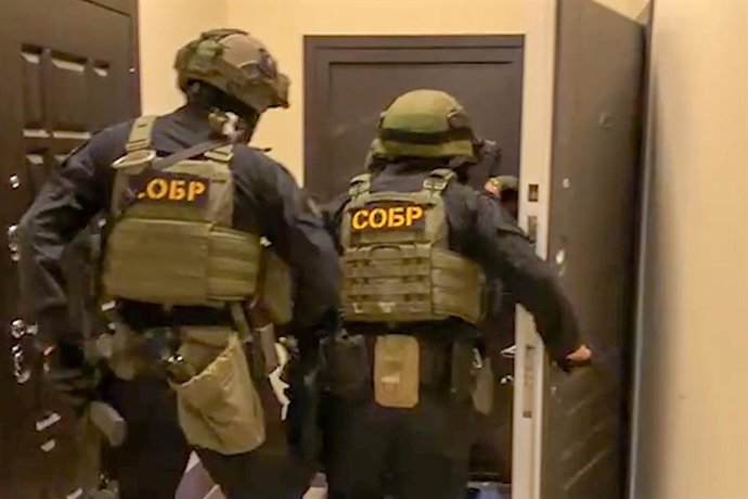 Archivo - Arquivo - RÚSSIA - 25 DE JULHO DE 2025: Esta captura de tela de vídeo mostra uma operação realizada pelo Serviço Federal de Segurança da Rússia e pela polícia para deter pessoas envolvidas em esquemas de fraude perpetrados por centrais de atendi