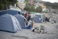 Los inmigrantes vuelven a ocupar la playa de El Trampolín de Ceuta tras ser desalojados para la limpieza