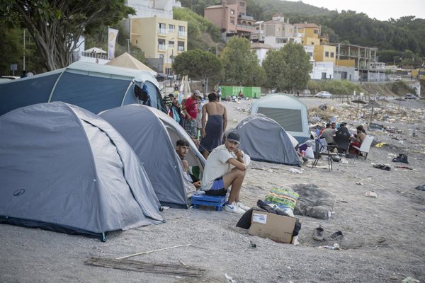 Los inmigrantes vuelven a ocupar la playa de El Trampolín de Ceuta tras ser desalojado para la limpieza