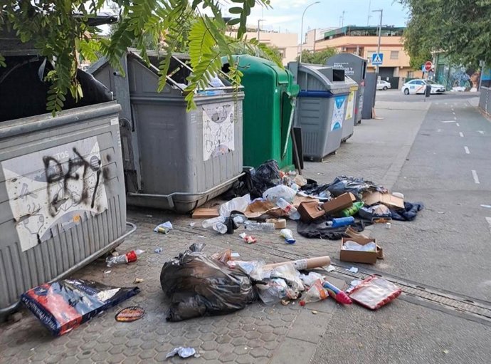 Basura esparcida junto a contenedores en Sevilla.