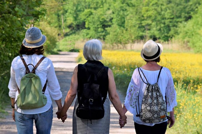 Archivo - Imagen de recurso de mujeres en un entorno natural.