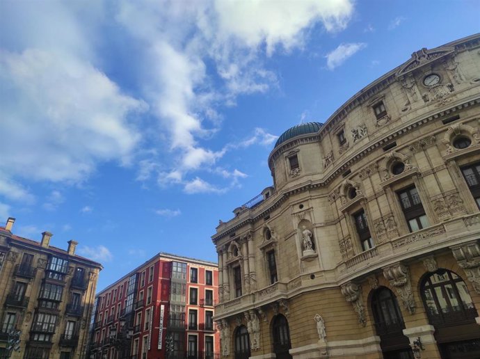 Archivo - Sol y nubes en Bilbao
