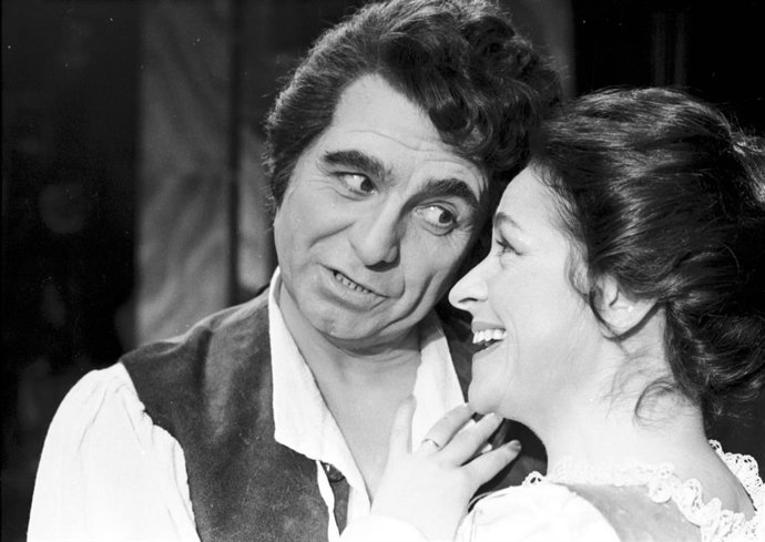 Archivo - Los cantantes de ópera Geraint Evans, en el papel de Fígaro, e Ileana Cotrubas, en el de Susanna, en 'Las bodas de Fígaro' en el Kings Theatre durante el Festival de Edimburgo de 1975