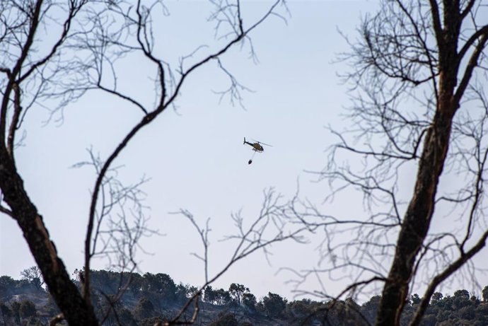 Un helicóptero trabaja en las labores de extinción, a 20 de agosto de 2026, en Aldea del Fresno, Madrid (España).