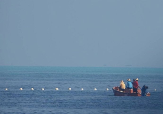 Archivo - Varios pescadores en las aguas en disputa del mar de China Meridional.