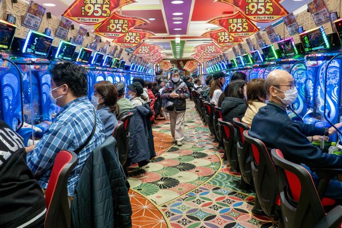 Archivo - March 18, 2026, Tokyo, Japan: People play pachinko machines inside a brightly lit gaming arcade in Tokyo, Japan. Pachinko is a popular form of entertainment combining elements of pinball and gambling in Japanese urban culture. Pachinko machines 