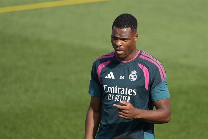 Denzel Dumfries en el entrenamiento de este viernes del Real Madrid