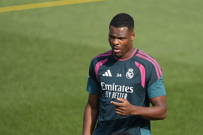 Denzel Dumfries durante o treino do Real Madrid antes da partida da Liga Espanhola, LaLiga EA Sports, contra o RC Espanyol de Barcelona, na Cidade Desportiva do Real Madrid, em 21 de agosto de 2026, em Valdebebas, Madri, Espanha.