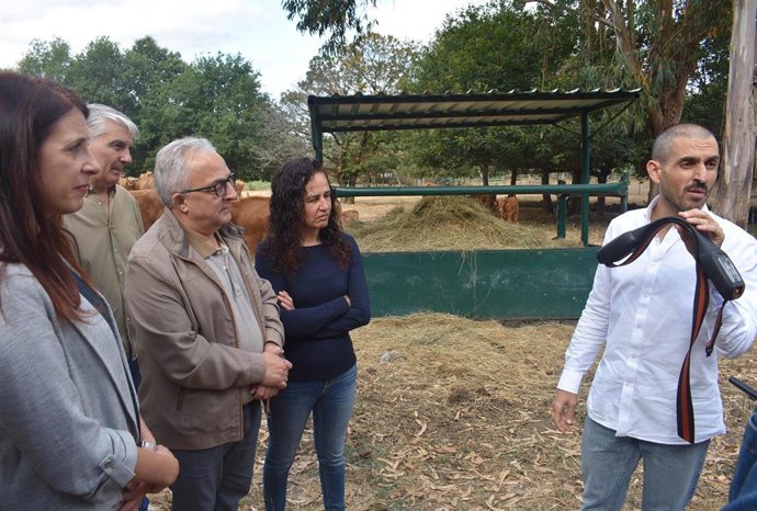 La conselleira de Medio Rural, María José Gómez, presenta en Muíños (Ourense) el proyecto piloto de vallado virtual de ganado vacuno para la prevención de incendios forestales