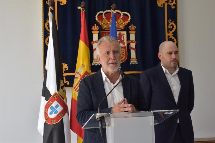O ministro da Política Territorial e da Memória Democrática, Ángel Víctor Torres, fala à imprensa após uma reunião de coordenação com o presidente da cidade autônoma de Ceuta, Juan Jesús Vivas, na Delegação do Governo
